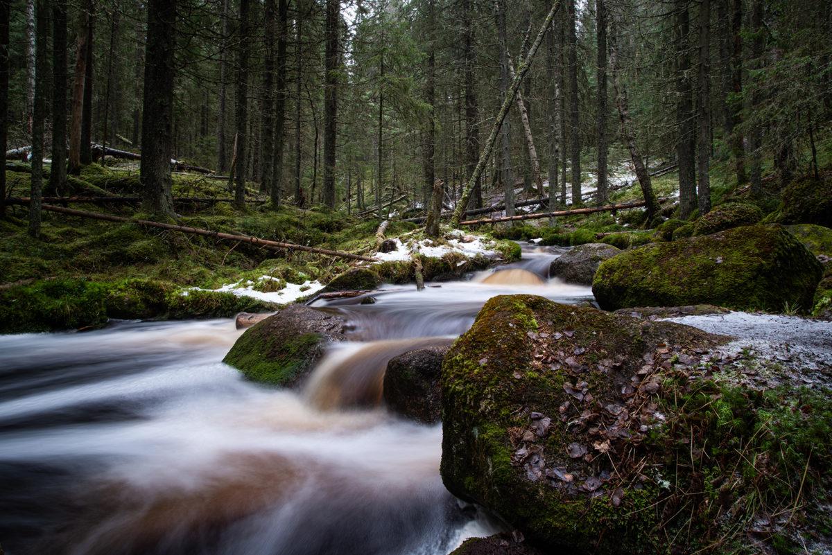 Katinkaluoman virtaus, kuvattu pitkällä suljinajalla, jolloin virtauksesta tule huntmainen