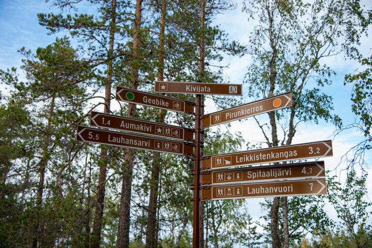 Pirunkierroksen kyltti, josta näkee mm. että matkaa Lauhansarveen on 5,5 km ja Spitaalijärvi on 4,7 km päässä.