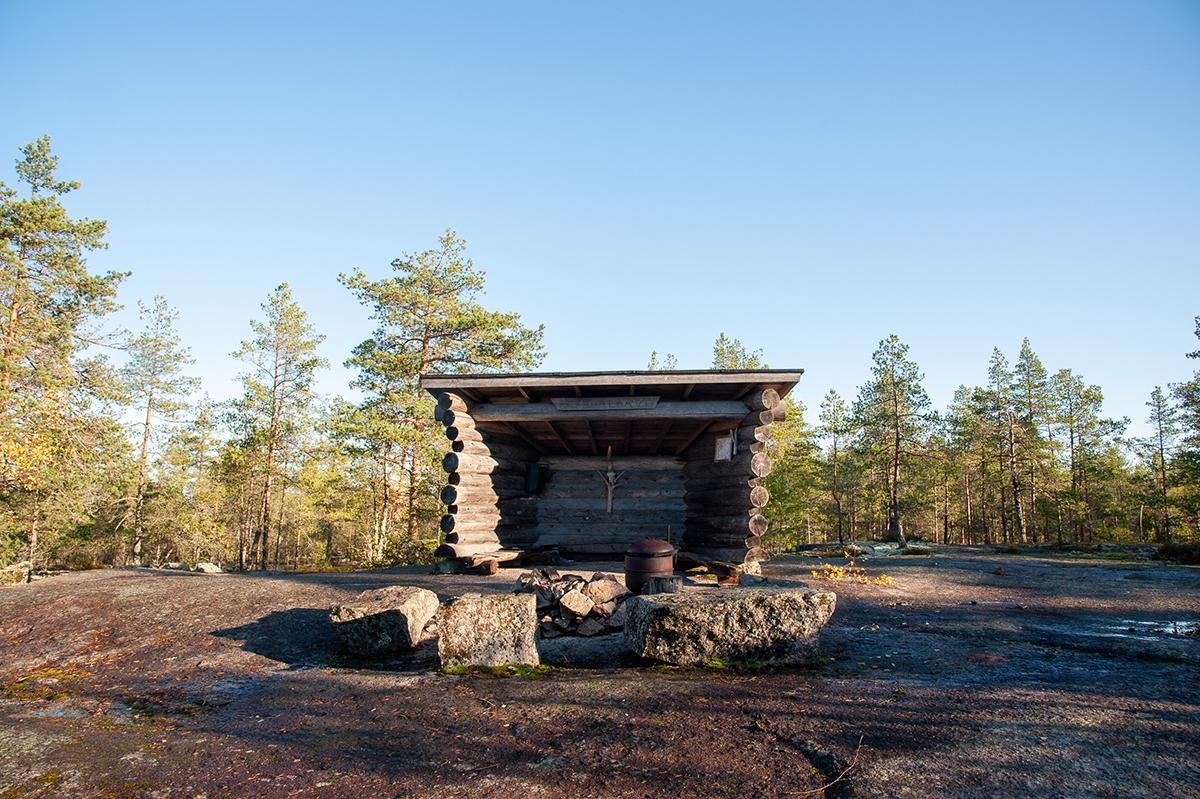 Hirsinen laavu sijaitsee Käräjävuorella kallioisella paikalla.