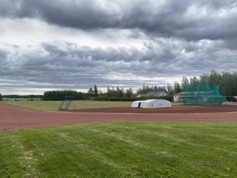 Karijoen urheilukenttä, jossa tiilenpunainen juoksurata.