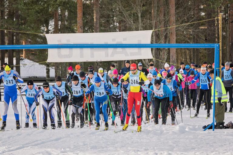 Lähtökuva Lauhan hiihtotapahtumasta, kuvassa iso joukko ihmisiä lähdössä hiihtämään.