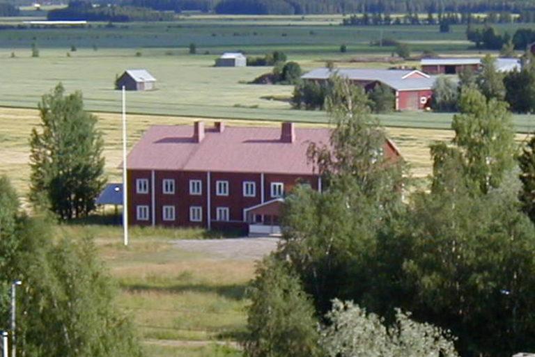 Ilmakuva niemenkylän nuorisotalosta Kurikassa. Kuvassa punainen puinen kaksikerroksinen rakennus.
