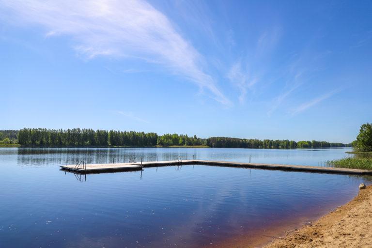 Kesäisessä kuvassa Pitkämön uimaranta ja siinä oleva l-muotoinen laituri.