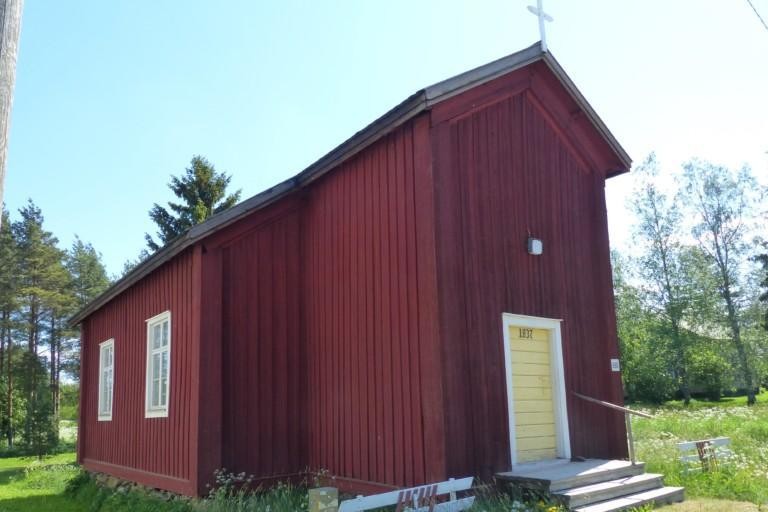 Kesäinen kuva punaiseksi maalatusta vanhasta puisesta rukoushuoneesta.