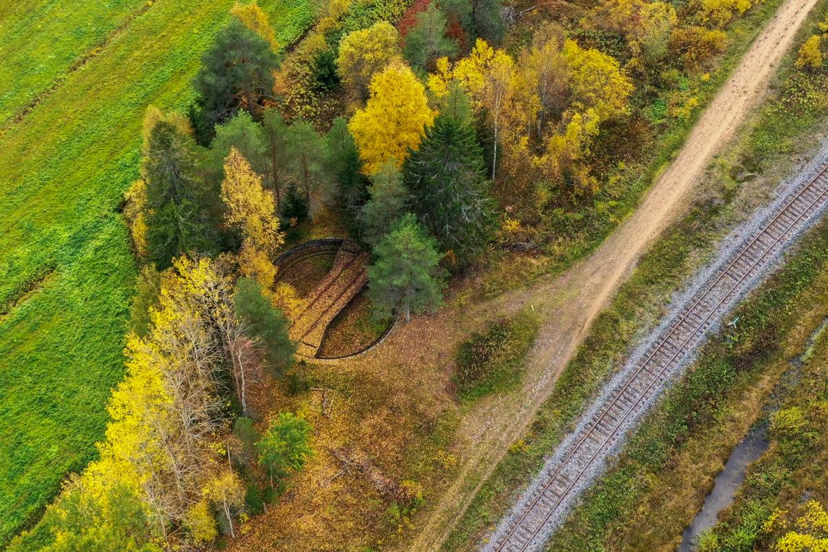 Ilmakuva Teuvalla sijaitsevasta veturin kääntöpaikasta. Kuvan keskellä pyöreän muotoinen kääntöpaikka jota ympäröi syysruskassa olevat puut. Kuvassa näkyy myös nykyistä junarataa.