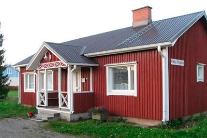 Punainen rakennus, kuvattu etuviistoon.